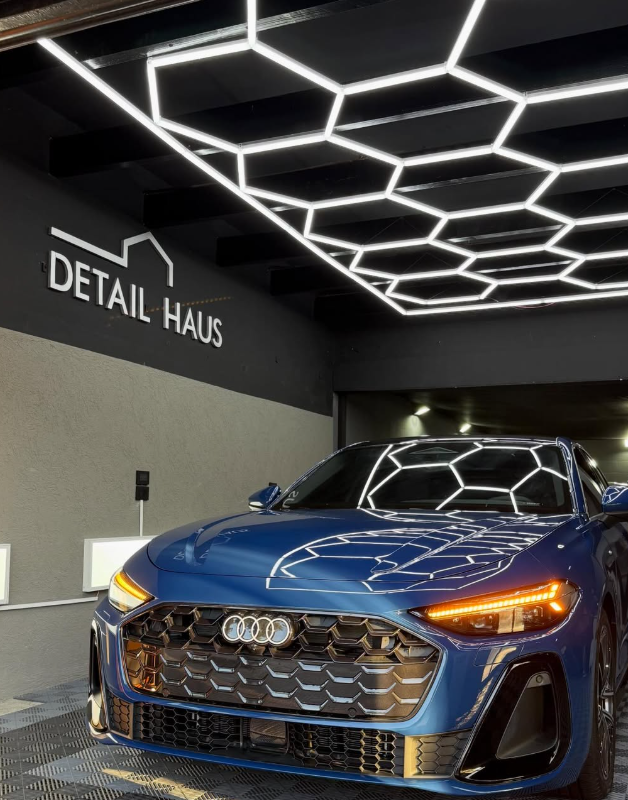 Audi azul con pintura brillante bajo las luces de DETAIL HAUS