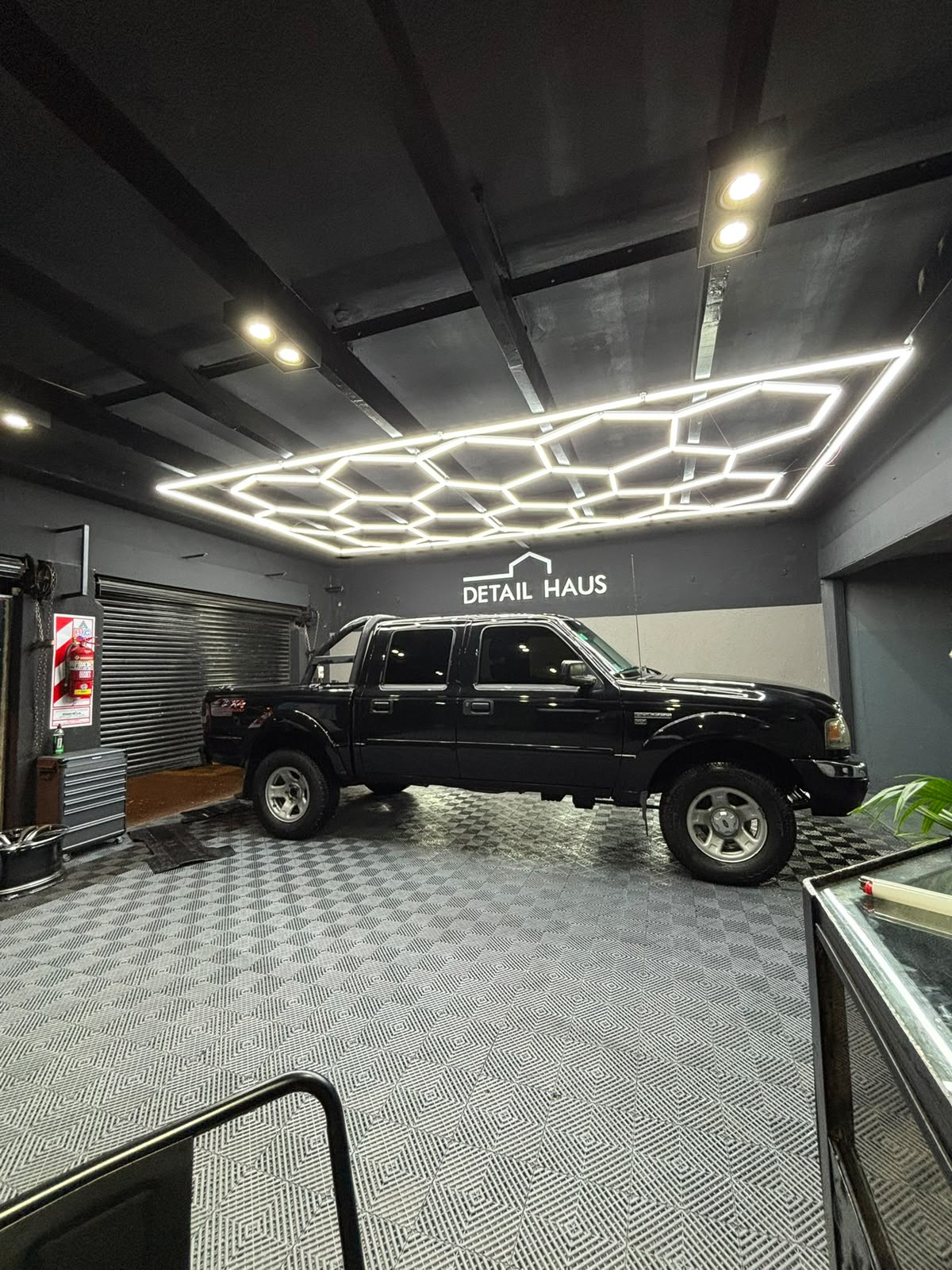 Interior del taller con una camioneta Ford