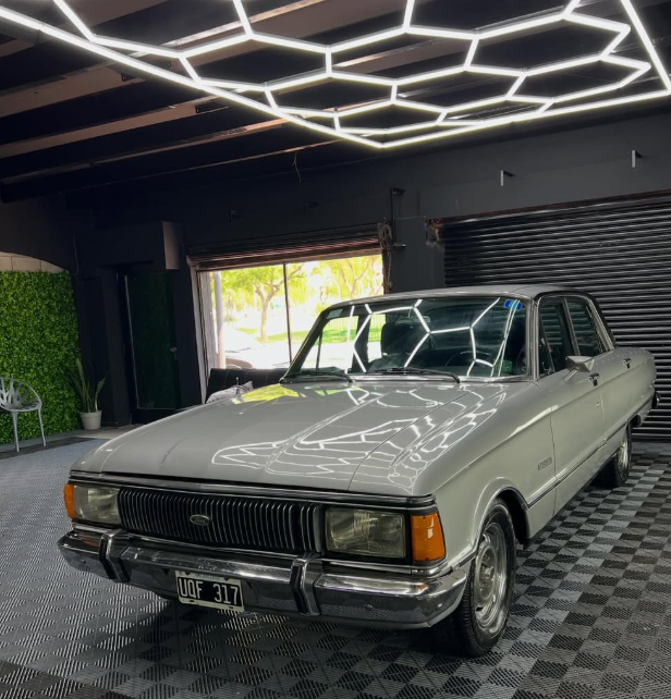 Ford clásico en el taller