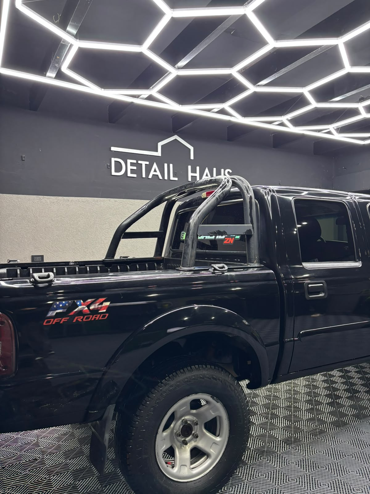 Detalles de una Ford negra