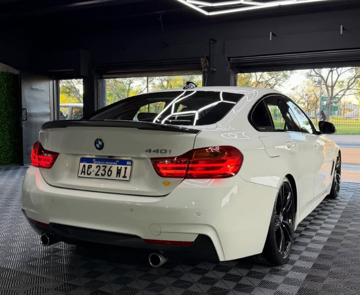 BMW blanco, vista trasera